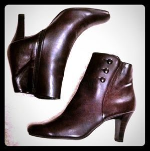 9.5 Ankle Boots Liz Claiborne darkest brown Gloria